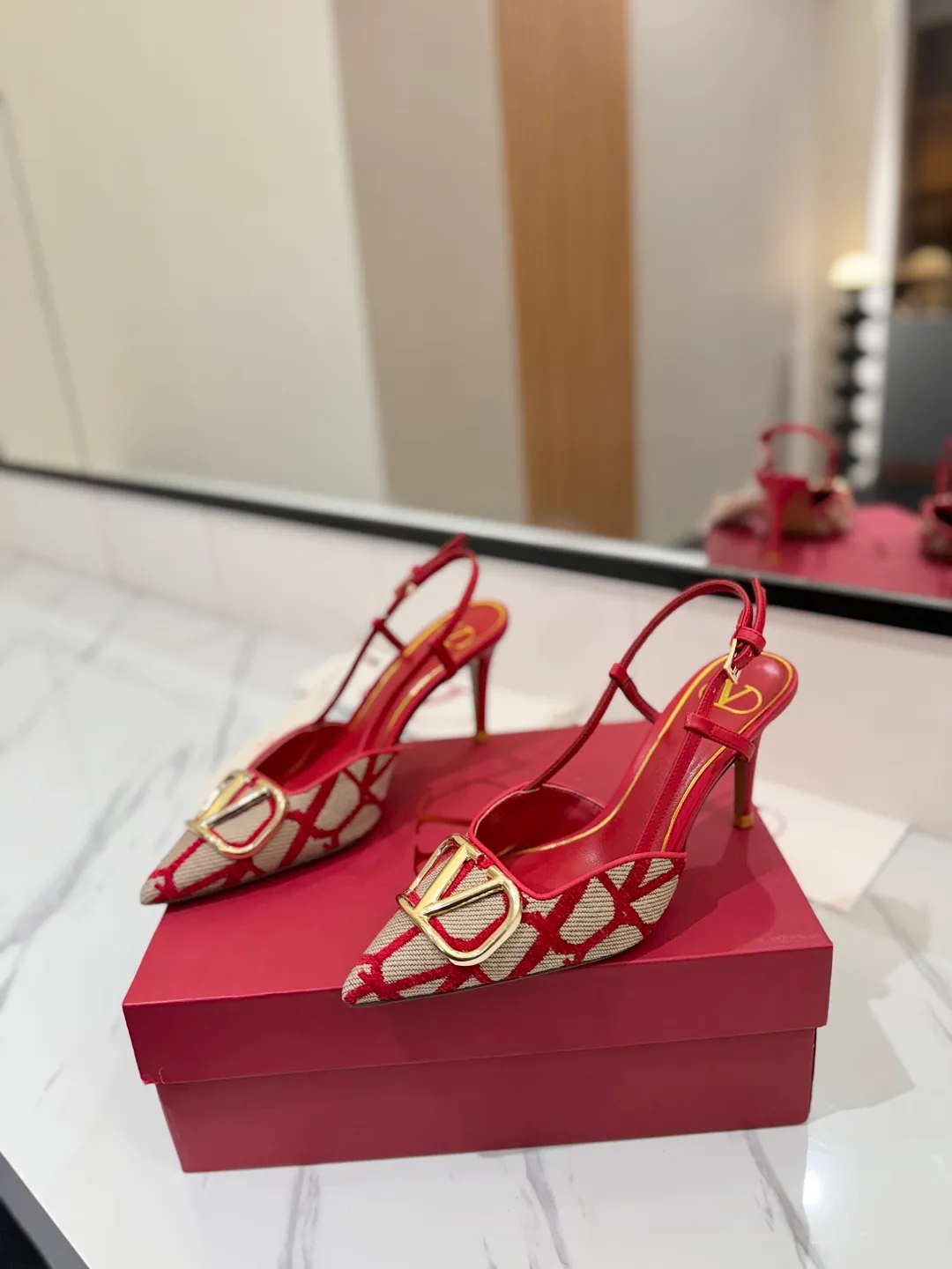 💕💕Factory direct selling price p520💕💕 Valentino VALENTINO's latest Valentino GaravaniV logo sling-back high heels with VLogo Signature decoration - Platinum tone VLogoSignature decoration ♡Elegant style, creating a different feeling! ♡It is an indispensable shoe in your shoe cabinet! ♡Simple temperament style, the highest version on the market♡ ◆ Material: Woolen cloth material◆ ◆ Lining and feet: imported goatskin◆ ◆ Outsole: Italian genuine leather outsole ◆ ◆ Heel height: ❽𝙘𝙢 ◆ ♡ show bdetails ♡ ———————————— ◢size. |35-39 (34.40 41 42 customized)◣